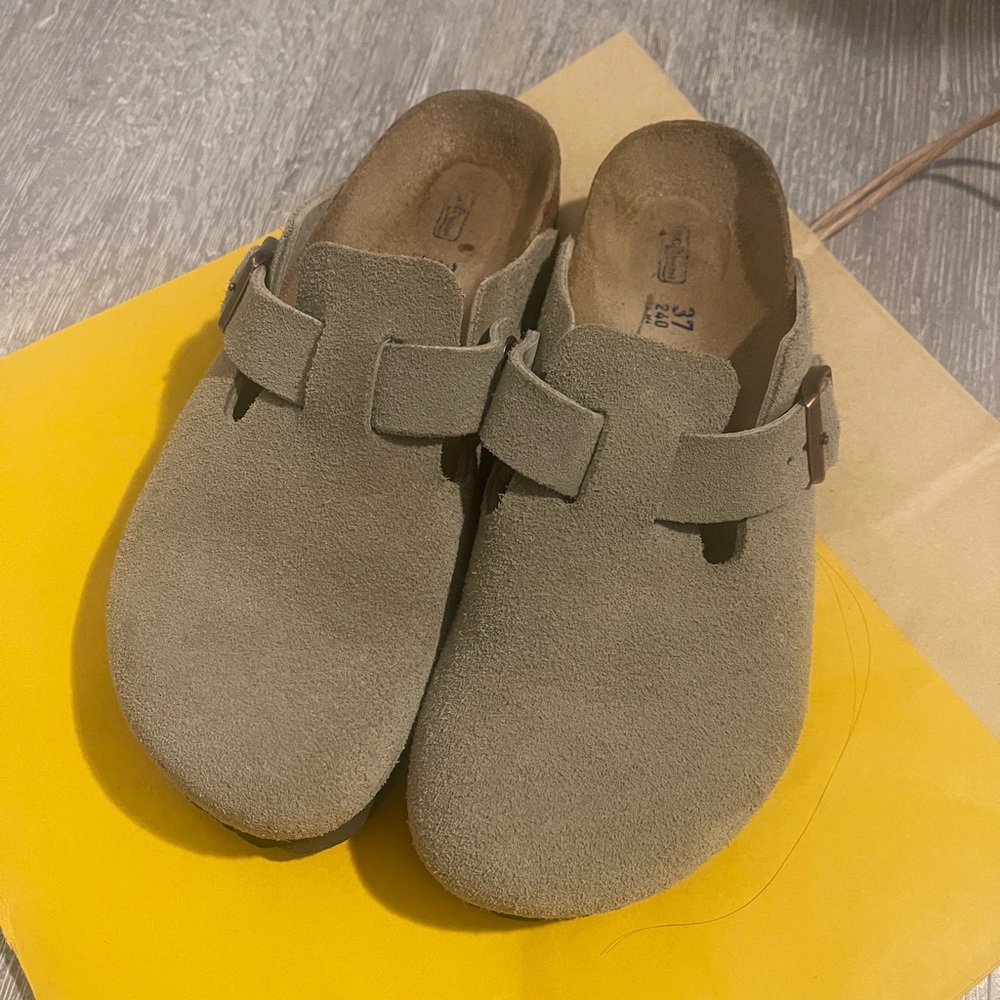 Birkenstock Women's Suede Slippers - Tan
